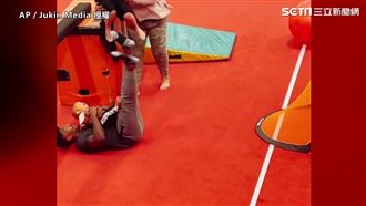 萌娃追逐險悲劇　帥爸神救援滑壘抱緊