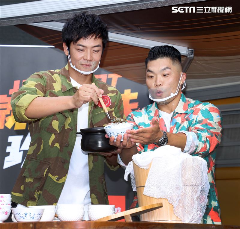 李玖哲、姚元浩全新一季改版「就是這味-玖浩吃」。（記者邱榮吉/攝影）