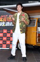 姚元浩帶著李玖哲走遍台灣大街小巷介紹當地美食。（記者邱榮吉/攝影）