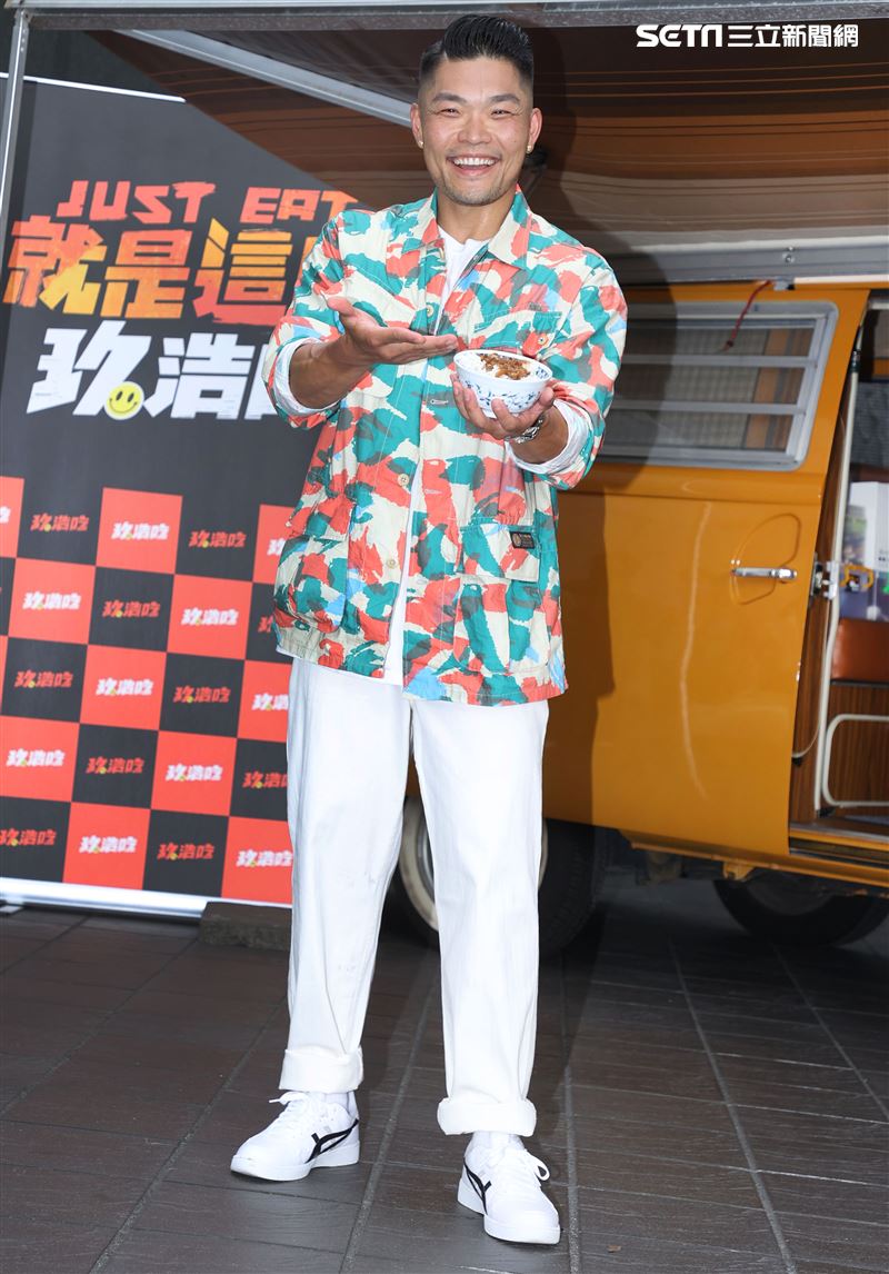 李玖哲下鄉「就是這味-玖浩吃」因台語不輪轉製與阿公阿嬤蹦出許多笑話。（記者邱榮吉/攝影）