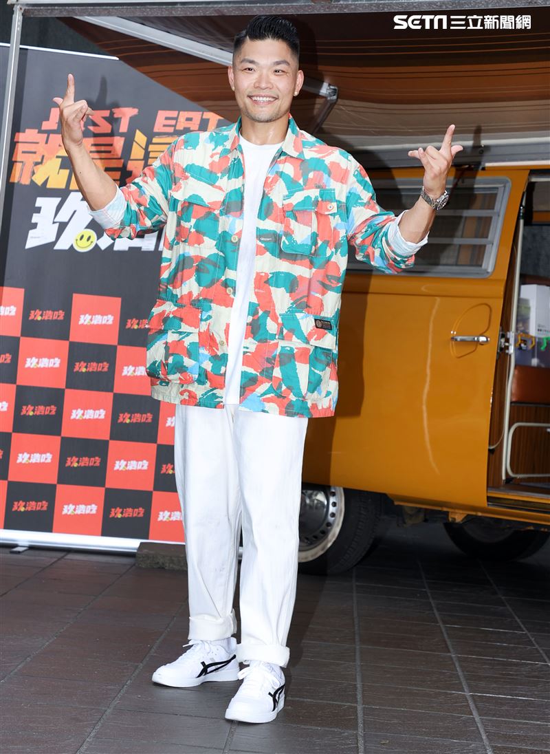 李玖哲下鄉「就是這味-玖浩吃」因台語不輪轉製與阿公阿嬤蹦出許多笑話。（記者邱榮吉/攝影）