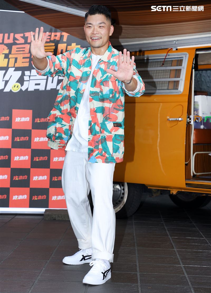 李玖哲下鄉「就是這味-玖浩吃」因台語不輪轉製與阿公阿嬤蹦出許多笑話。（記者邱榮吉/攝影）