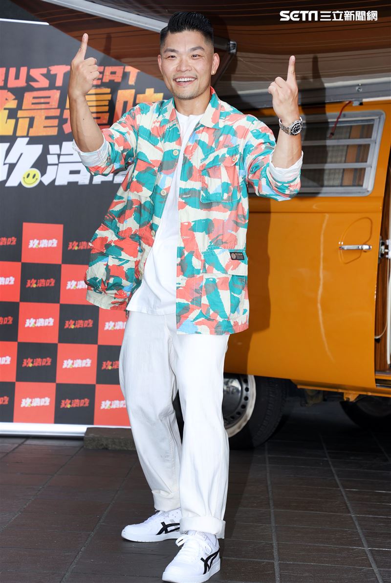 李玖哲下鄉「就是這味-玖浩吃」因台語不輪轉製與阿公阿嬤蹦出許多笑話。（記者邱榮吉/攝影）