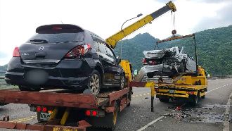 雙黃線超車大失控！轎車衝撞對向車