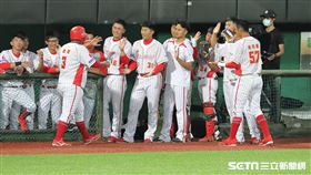 ▲味全龍捕手蔣少宏安打送回歐晉。（圖／記者劉彥池攝影）