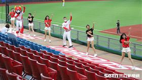 ▲小龍女對著空蕩蕩的看台應援。（圖／記者劉彥池攝影）