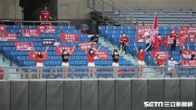 ▲小龍女對著空蕩蕩的看台應援。（圖／記者劉彥池攝影）