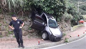 新北市瑞芳區轎車撞破護欄後衝下邊坡釀禍。（圖／翻攝畫面）