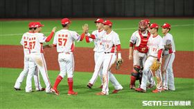 ▲味全龍9：0完封中信兄弟，近期打出5連勝。（圖／記者劉彥池攝影）