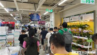 單日180本土　民眾衝賣場搶物資