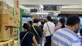 ▲疫情升三級警戒，民眾拍下，緊急記者會開始後約10分鐘，賣場便出現人潮。（圖／讀者提供）