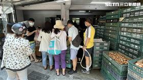 ▲爆發囤貨潮 連雞蛋都搶 大賣場（圖／讀者提供）