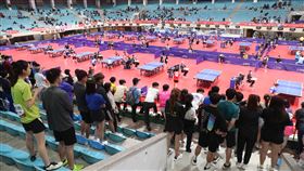 防疫升級　6/8前停辦室內100人以上活動中央流行疫情指揮中心11日宣布，因應武漢肺炎（2019 冠狀病毒疾病，COVID-19）疫情，即日起到6月8日停辦室外500人以上、室內100人以上集會活動。圖為全大運11日中午桌球比賽現場。中央社記者吳家昇攝　110年5月11日