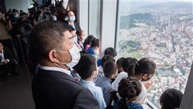 解封首日　陳時中與小朋友參觀台北101（2）台灣7日正式迎來解封日，衛福部長陳時中（前左）與一群國小、幼稚園的兒童共同參與台北101觀景台導覽服務。中央社記者林俊耀攝　109年6月7日