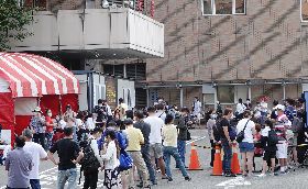 北市聯醫中興院區快篩站　民眾排長龍