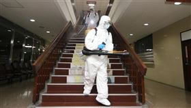 強化防疫  司法新廈消毒因應防疫需求，法務部、台北地方法院、台北地檢署所在的司法新廈15日也派員全面清潔消毒，工作人員仔細作業，每個角落都不放過。中央社記者蕭博文攝  110年5月15日