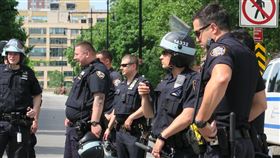 非裔之死掀示威潮  警務改革成熱門話題美國非裔男子佛洛伊德死於白人警察之手，掀起的反種族歧視示威餘波盪漾，警務改革成為熱門話題。圖為紐約員警4日在布魯克林維持示威活動秩序。中央社記者尹俊傑紐約攝  109年6月17日