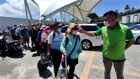 疫情升溫　台東蘭嶼綠島加強防疫（2）台東縣蘭嶼、綠島進入觀光旺季，12日客輪班班客滿，因疫情升溫，台東縣政府加強防疫措施，遊客需要量測體溫，搭船全程戴口罩。中央社記者盧太城台東攝　110年5月12日