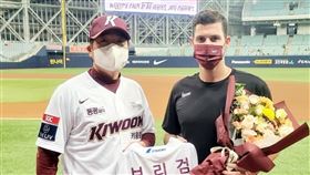 ▲培證英雄幫Jake Brigham（布里悍）舉辦歡迎儀式。（圖／取自首爾培證英雄球團臉書）