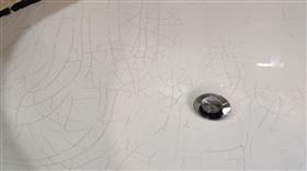 洗臉盆,熱脹冷縮,裂痕。（圖／翻攝自爆系知識家臉書）