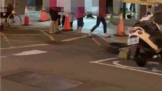 竹縣幼兒園傳確診　家長幼童排隊篩檢