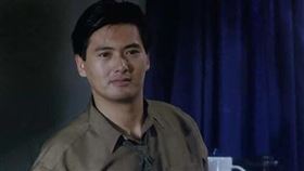 周潤發1986年《英雄本色》小馬哥帥氣形象深印腦海。（圖／翻攝自微博）