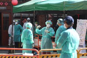 萬華快篩站醫護人員準備中