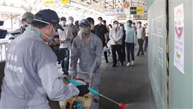 黃偉哲視察台南車站消毒作業武漢肺炎疫情升溫，台南市長黃偉哲（前右2）12日視察台南車站消毒作業，且要求八大行業落實實名制。（台南市政府提供）中央社記者張榮祥台南傳真  110年5月12日