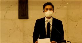 李秉憲哀悼李椿淵。（圖／翻攝自電影振興委員會YouTube）