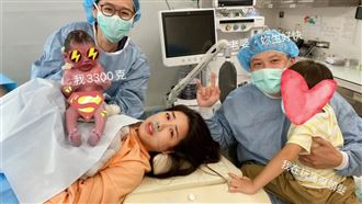 兒旁觀生產　辣模遭批不配人母怒回應