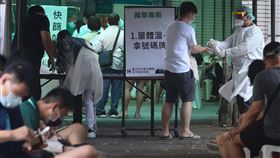 萬華快篩站落實消毒防疫疫情升溫，台北市升至第三級防疫警戒，萬華區快篩站持續有民眾前往篩檢，醫護人員落實消毒防疫工作。中央社記者王騰毅攝  110年5月16日