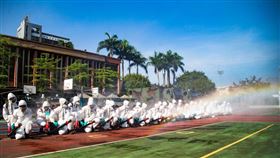 陸軍33化學兵群16日支援臺北市政府進行消毒工作，於集結位置進行機具檢查。（圖/軍聞社記者黃劭恩攝）