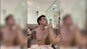網紅也驚傳確診！在家隔離「失眠被痛醒」：肉像被擠成一塊
圖翻攝自CharlesTee & Mona　YOUTUBE
