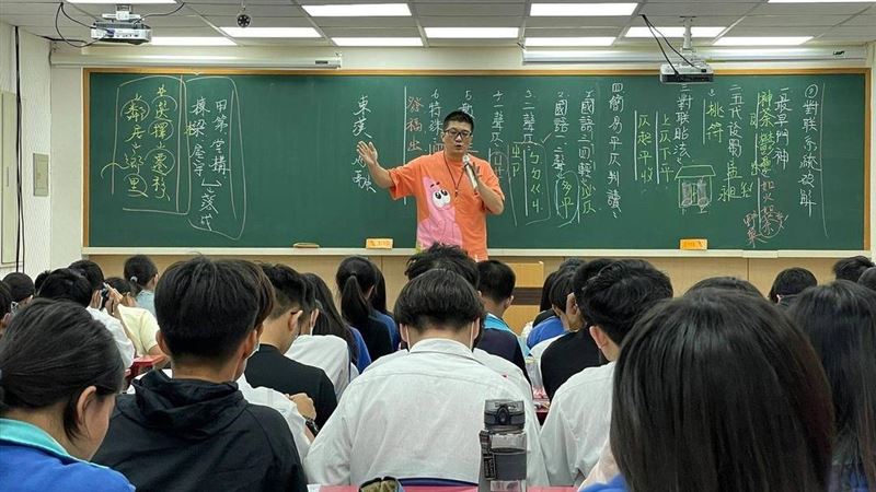 補教名師評會考國文科：難度中等偏易
