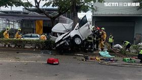 台中大里大豐路，車失控撞擊分隔島路樹，車體撞凹對折成ㄑ字型，一男一女沒有呼吸心跳