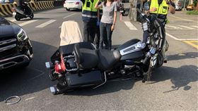 新北市，新店，哈雷重機，賓士，車禍，骨折，翻攝畫面