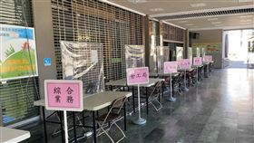 台南市政府設統一洽公處（2）因應國內疫情升溫，台南市政府17日起實施統一洽公制度，民治市政中心洽公處設在行政大樓前玄關，市府大樓將只限員工及開會人員進出。（台南市政府提供）中央社記者楊思瑞台南傳真　110年5月16日