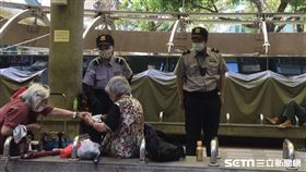 台北市本土疫情爆發，但近日白天高溫達36度，萬華區龍山寺捷運站仍有大批遊民未戴口罩。記者李依璇攝影