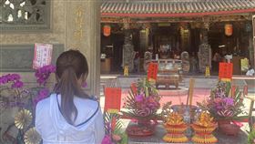 彰化南瑤宮不開放入內參拜彰化市南瑤宮16日配合政府防疫，正常時間開關廟門，在廟口正門設置案桌、安奉香爐，提供信眾朝聖膜拜，至於廟內僅由廟務人員每爐奉香，不開放民眾入內。中央社記者吳哲豪彰化攝  110年5月16日