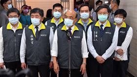 蘇貞昌視察指揮中心（2）行政院長蘇貞昌（左3）15日視察指揮中心，會前接受媒體時事提問。（行政院提供）中央社記者賴于榛傳真　110年5月15日