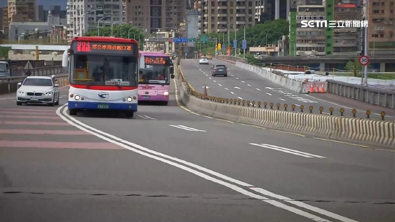 專家指出，若短期內難以改善長時間通勤或居住空間狹小等結構性問題，應透過調整作息、提升睡眠品質、規律運動與壓力管理來降低健康風險，讓身心負擔不致持續累積長期傷害。（示意圖／資料照）