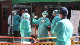 萬華快篩站醫護人員準備中中央流行疫情指揮中心15日宣布，台北市、新北市即日起到28日升級第三級警戒，北市萬華區剝皮寮快篩站16 日一早就湧現排隊人龍，現場醫護人員積極準備因應。中央社記者王騰毅攝  110年5月16日