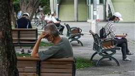 防疫警戒　民眾外出維持社交距離台灣武漢肺炎疫情升溫，指揮中心16日宣布再新增206例本土病例，目前雙北防疫警戒已提升到第三級。週末假日下午民眾在戶外休息，座位間隔維持社交距離防疫。中央社記者裴禛攝　110年5月16日