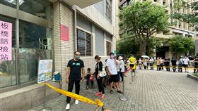 新北聯醫板橋院區今設置社區篩檢站，雖下午2時才受理，但《三立新聞網》記者直擊，一早新北聯醫板橋院區急診室外，現場已排起長長人龍。（圖／記者簡浩正攝影）
