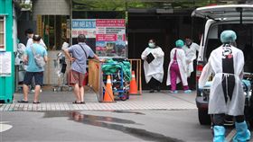 新北亞東醫院爆院內傳染（2）新北市板橋區亞東醫院爆發院內傳染案件，亞東醫院表示，共有7人確診，所有醫護採檢皆為陰性，目前門診降載且住院病人只出不進，並對住院病人擴大篩檢。中央社記者王騰毅攝　110年5月17日
