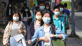 四技二專統測登場（3）110學年度四技二專統一入學測驗1日登場，因應武漢肺炎（2019冠狀病毒疾病，COVID-19）疫情，考場採高規格防疫，考生進入考場須全程戴口罩，且不開放家長陪考。中央社記者謝佳璋攝　110年5月1日