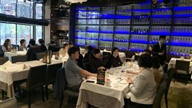 活動第一天的中午王品就座無虛席。（圖／記者陳宜加攝影）