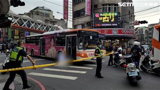 7旬嬤闖紅燈遭公車捲亡　童驚見尖叫