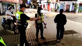 台北市萬華分局警員前往艋舺公園稽查時，未戴口罩的唐男轉身離開。（圖／翻攝畫面）