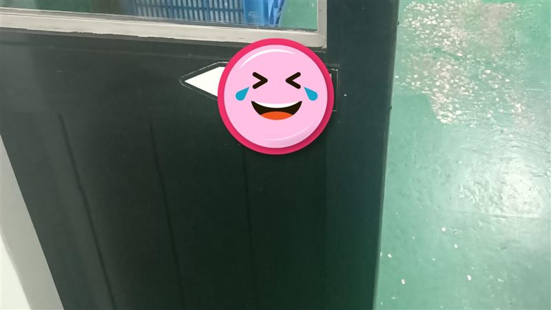 自動門沒反應　他近看糗爆：等很久
